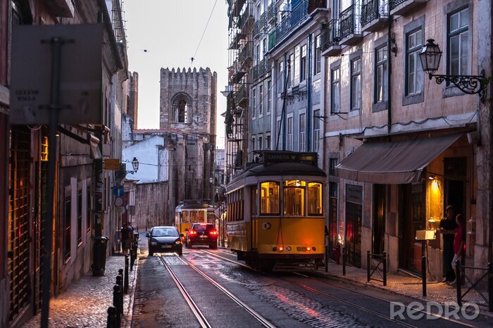 Papier peint  Tramway jaune à Lisbonne le soir