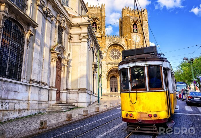 Papier peint  Tramway jaune devant la cathédrale à Lisbonne
