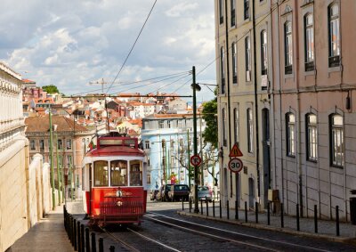 tramway rouge classique historique de Lisbonne