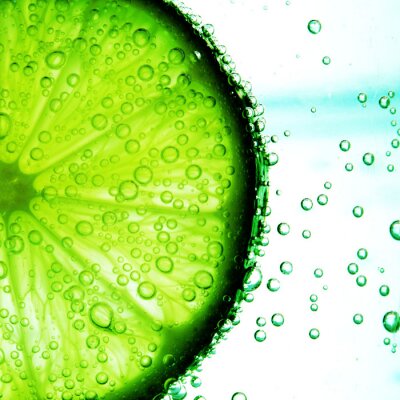 Tranche de citron vert et bulles d'eau