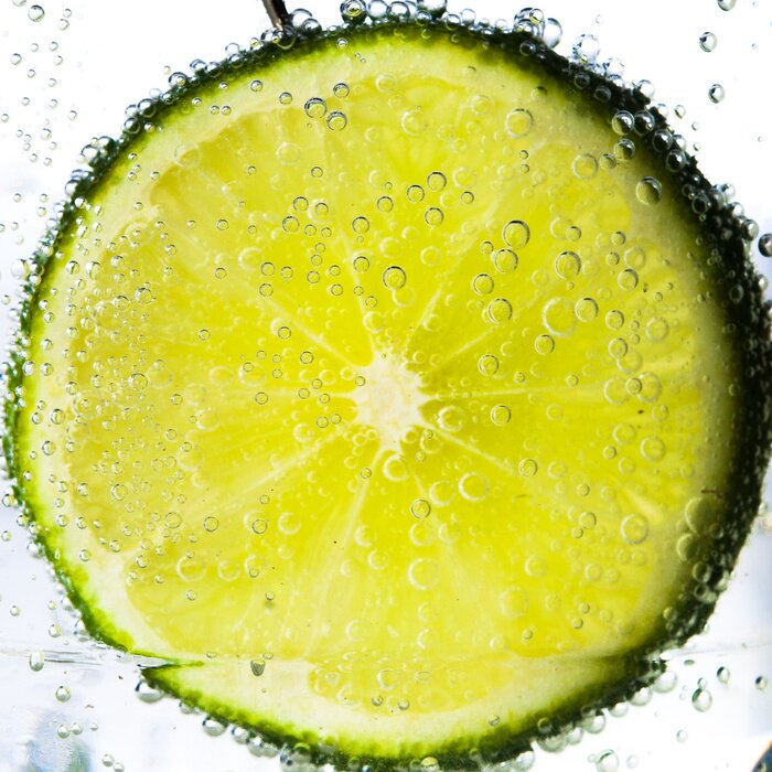 Papier peint  Tranche de citron vert juteux dans l'eau