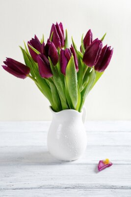 Tulipes roses foncées dans un vase