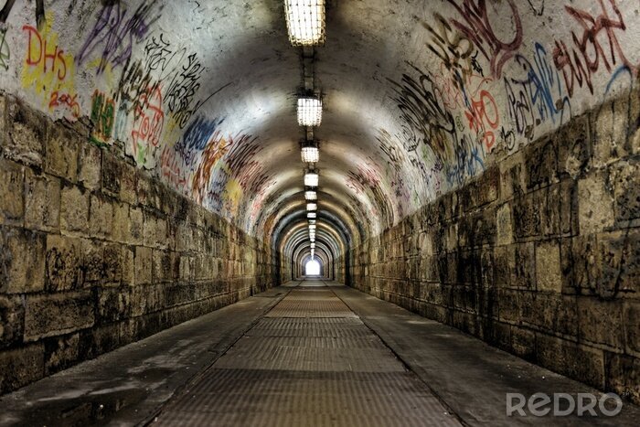 Papier peint  Tunnel avec des graffitis