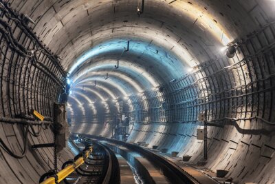 Tunnel de métro avec une lumière bleue