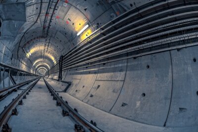 Tunnel en béton avec une voie ferrée