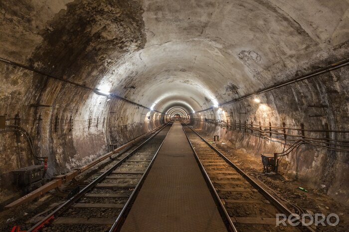 Papier peint  Tunnel en béton et voies ferrées