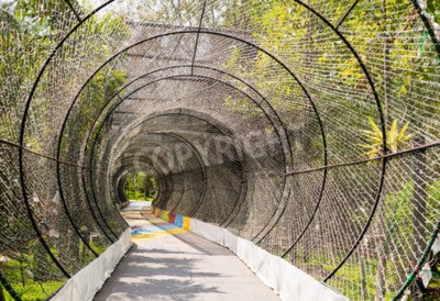 Papier peint  Tunnel en filet dans un parc