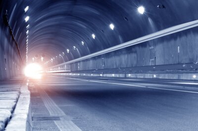 Tunnel routier avec de la lumière