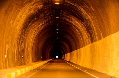 Tunnel souterrain jaune