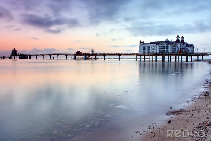 Papier peint  Un bâtiment majestueux près d'une jetée