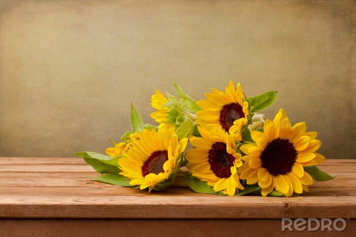 Papier peint  Un bouquet de tournesols sur la table