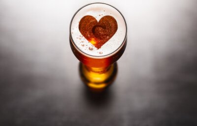 Papier peint  Un cœur sur une chope de bière