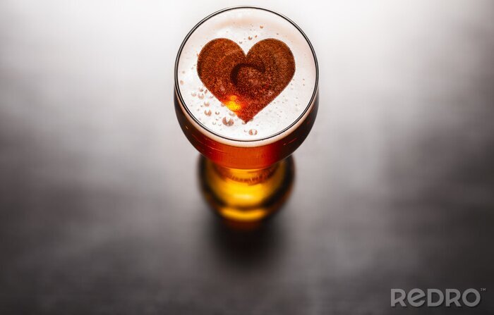 Papier peint  Un cœur sur une chope de bière