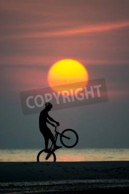 Papier peint  Un homme et un vélo au coucher du soleil