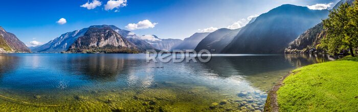 Papier peint  Un lac pittoresque dans les Alpes