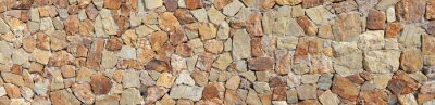 Un mur bordé de pierres