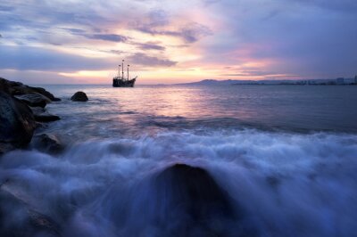 Un navire dans un océan calme