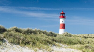 Papier peint  Un phare parmi les dunes et l'herbe