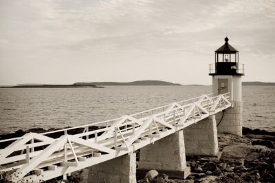 Papier peint  Un pont menant à un phare maritime