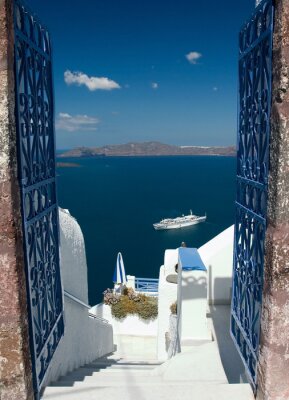 Un portail surplombant Santorin