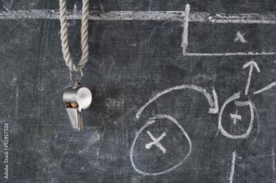 Papier peint  Un sifflet et un plan de jeu tactique sur un tableau scolaire