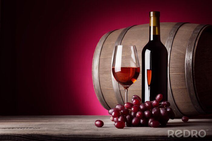 Papier peint  Un verre de vin rouge avec bouteille et raisins