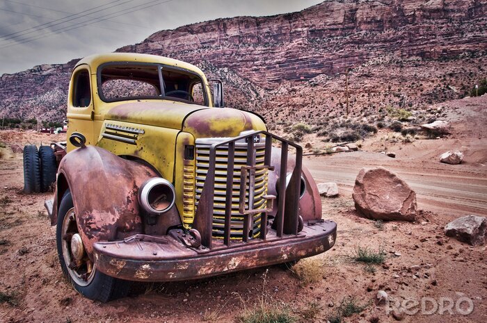 Papier peint  Un vieux camion abandonné dans un canyon