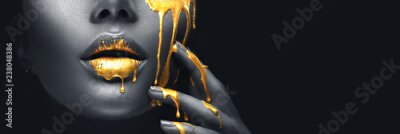 Papier peint  Un visage de femme avec des éléments dorés