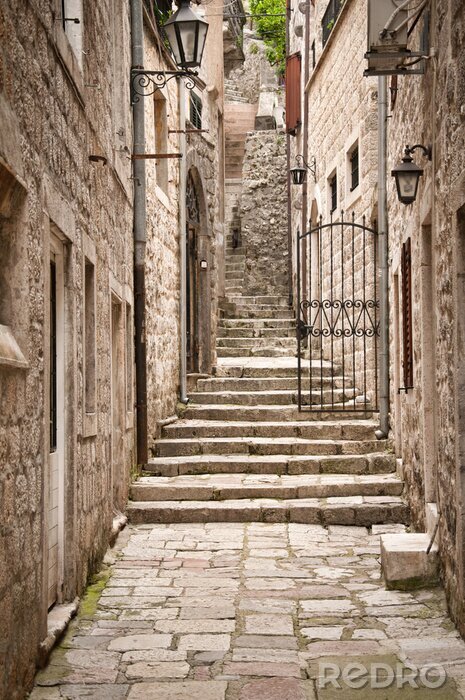 Papier peint  Une belle rue entre des maisons