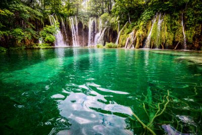 Papier peint  Une cascade aux eaux turquoise en Croatie