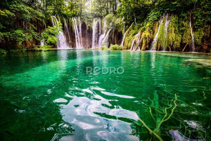 Papier peint  Une cascade aux eaux turquoise en Croatie