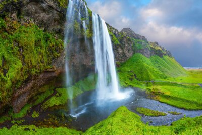 Papier peint  Une cascade sur une haute montagne