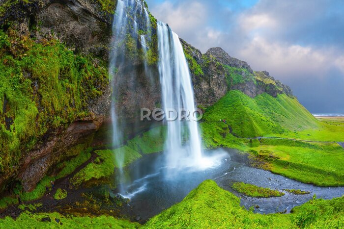 Papier peint  Une cascade sur une haute montagne