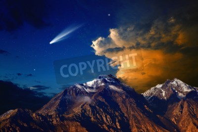 Papier peint  Une comète au-dessus des montagnes