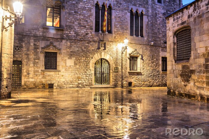 Papier peint  Une cour humide à Barcelone