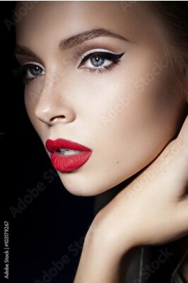 Papier peint  Une femme au maquillage impeccable