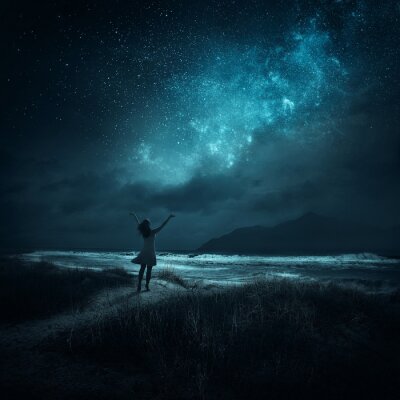 Papier peint  Une fille et un ciel étoilé