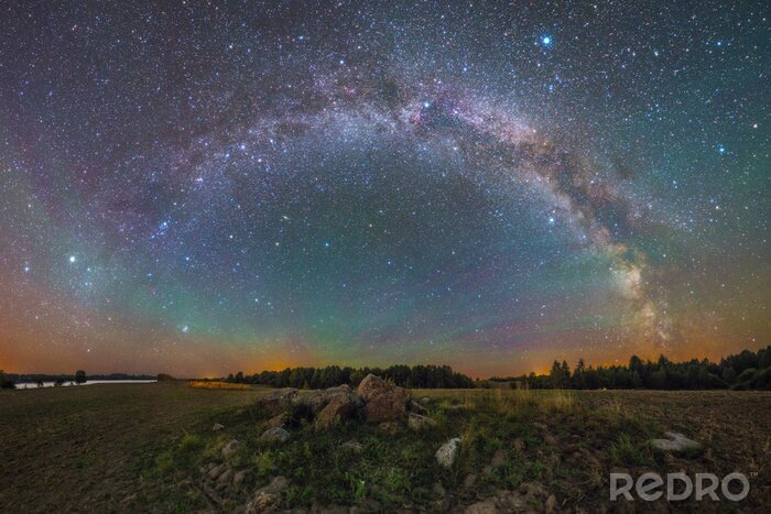Papier peint  Une galaxie colorée au-dessus de l'horizon