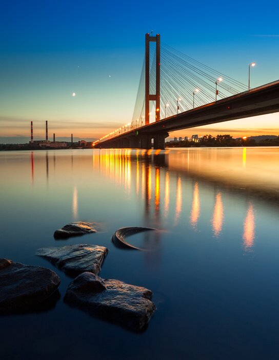 Papier peint  Une large rivière et un pont