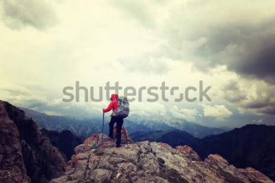 Papier peint  Une personne au sommet d'une montagne