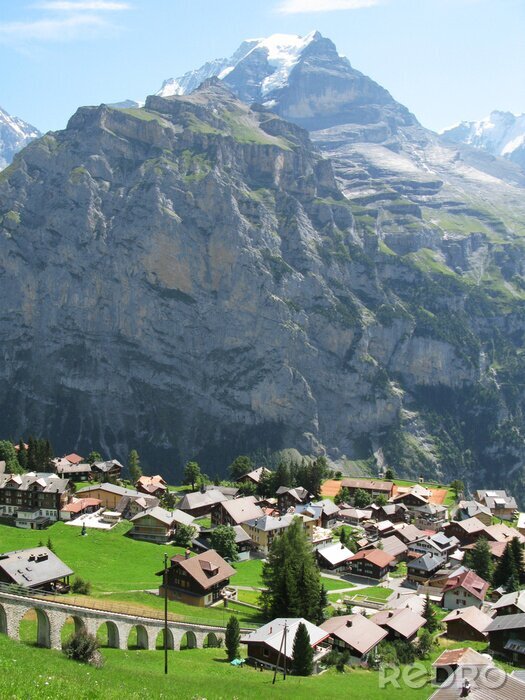 Papier peint  Une petite ville sous une grande montagne