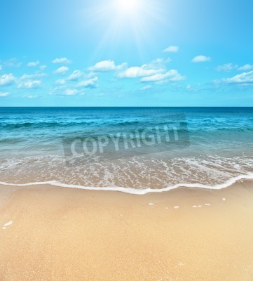 Papier peint  Une plage ensoleillée par une journée chaude