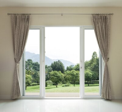 Papier peint  Une porte ouverte donnant sur un jardin verdoyant