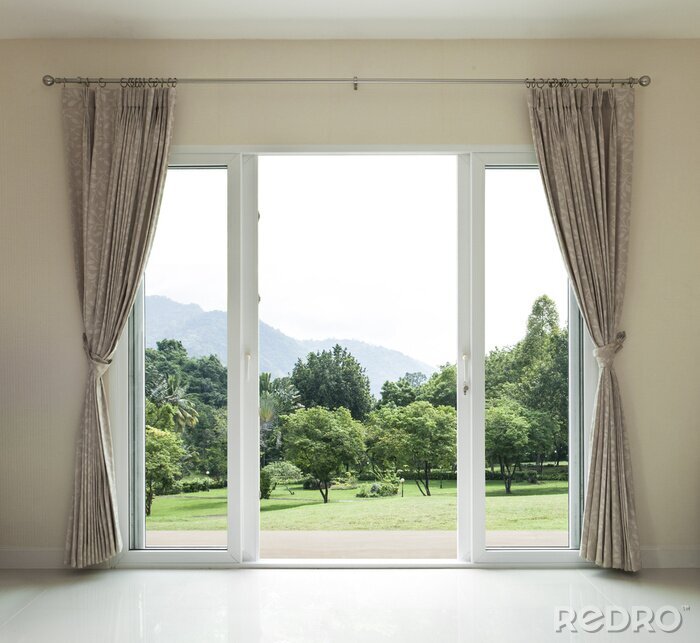 Papier peint  Une porte ouverte donnant sur un jardin verdoyant