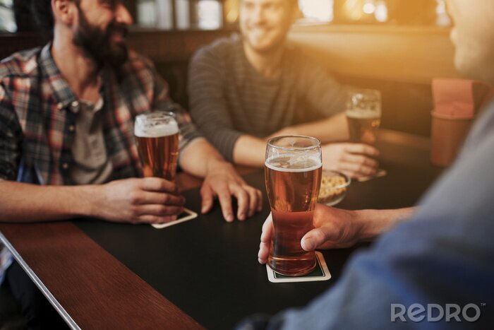 Papier peint  Une rencontre d'hommes avec de la bière