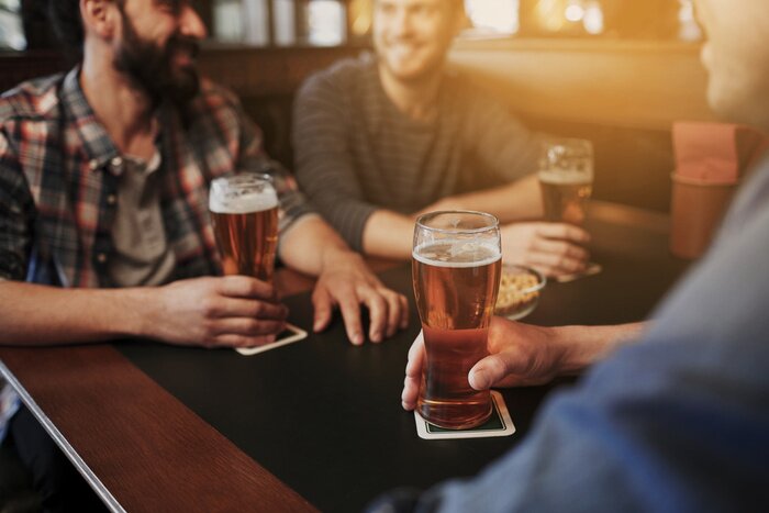 Papier peint  Une rencontre d'hommes avec de la bière