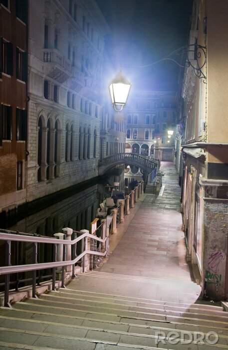 Papier peint  Une rue de Venise la nuit