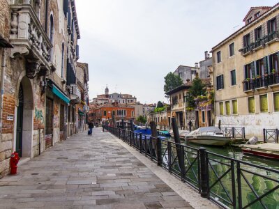 Papier peint  Une rue en pierre à Venise