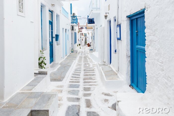 Papier peint  Une rue grecque blanche avec portes et volets bleus