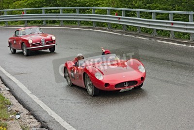 Papier peint  une vieille voiture de course Maserati 200SI (1957) fonctionne en rallye Mille Miglia 2012, la reconstitution de l'ancienne course d'endurance italien (1927-1957) le 19 mai 2012 à Passo della Futa (FI